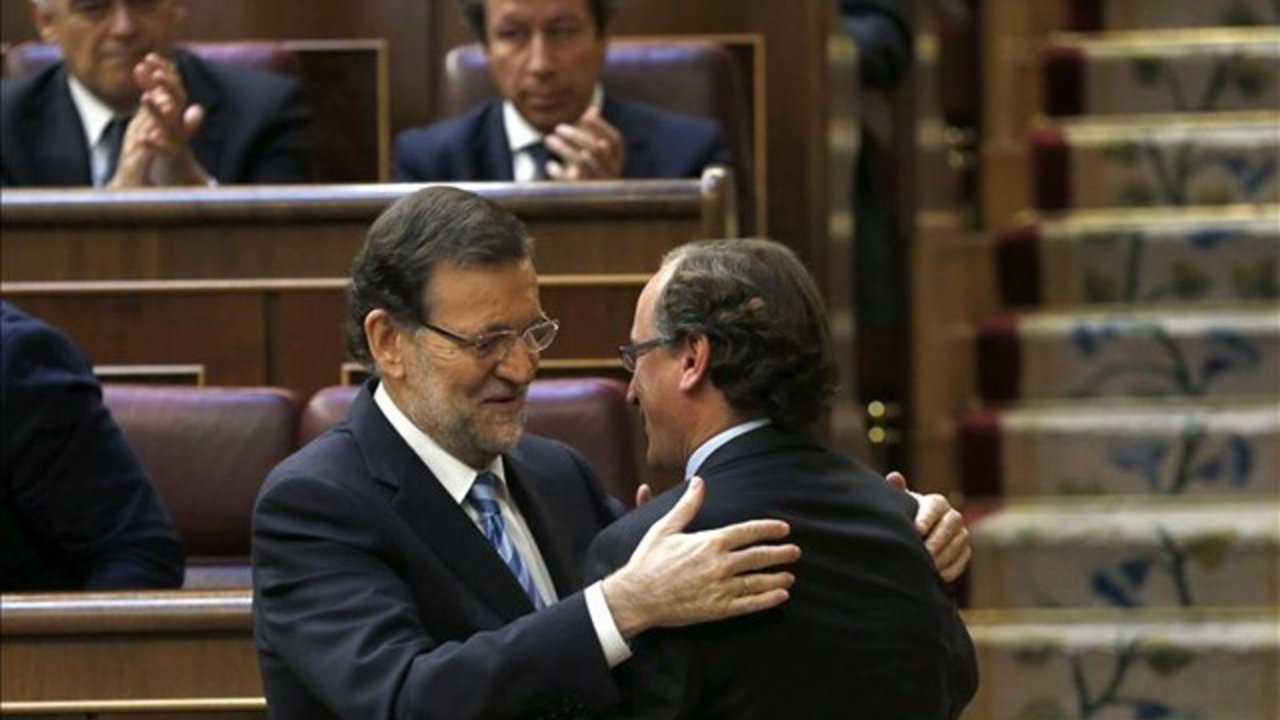 Alfonso Alonso felicita a Mariano Rajoy.