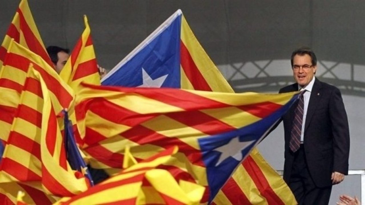 Artur Mas entre banderas independentistas.