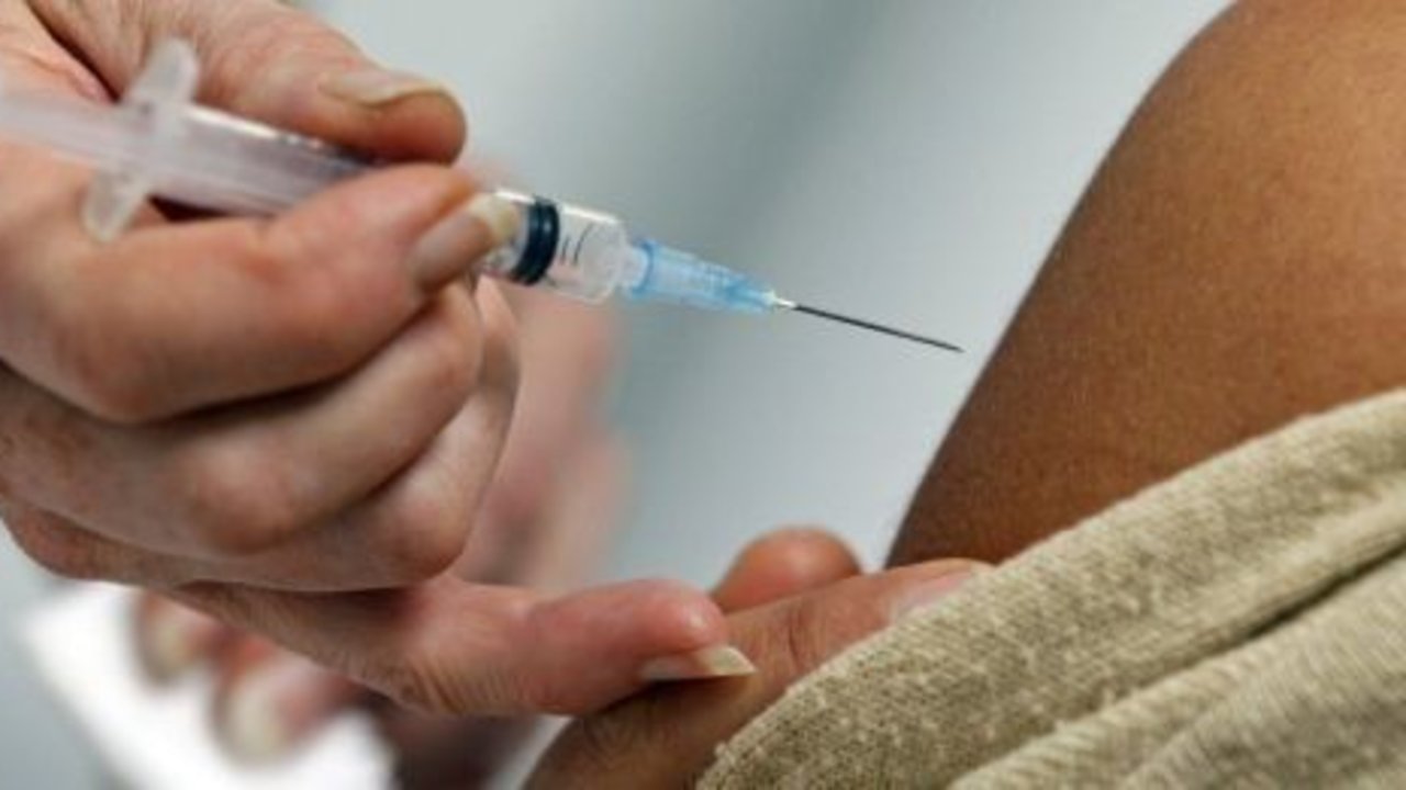 La campaña de vacunación se está desarrollando con cierta polémica, por los criterios de prioridad aplicados en algunas regiones