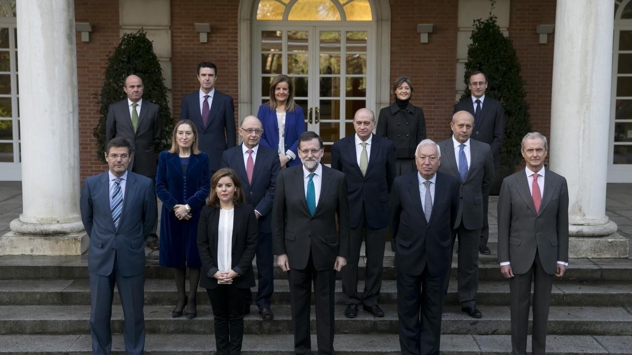 Rajoy y los ministros en Moncloa.