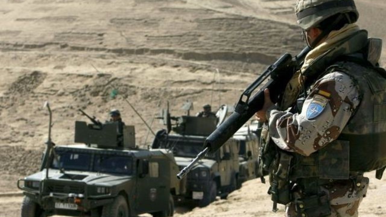 Un militar español protege uno de los convoyes españoles durante la retirada de Afganistán.