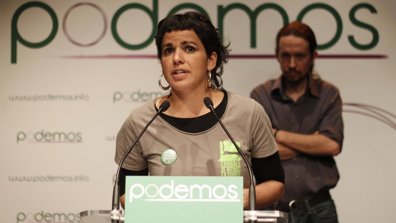 Teresa Rodríguez y Pablo Iglesias, al fondo.