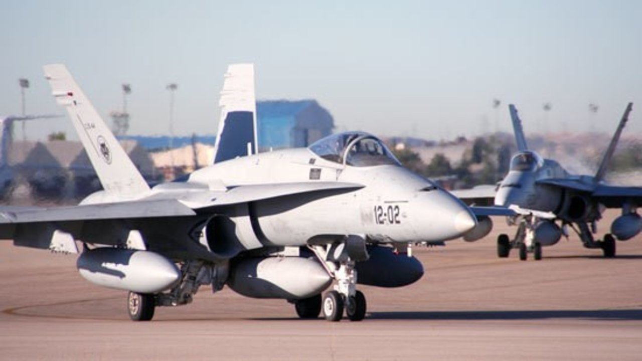 Cazas F-18 del Ala 12 a punto de despegar de la pista de Torrejón.