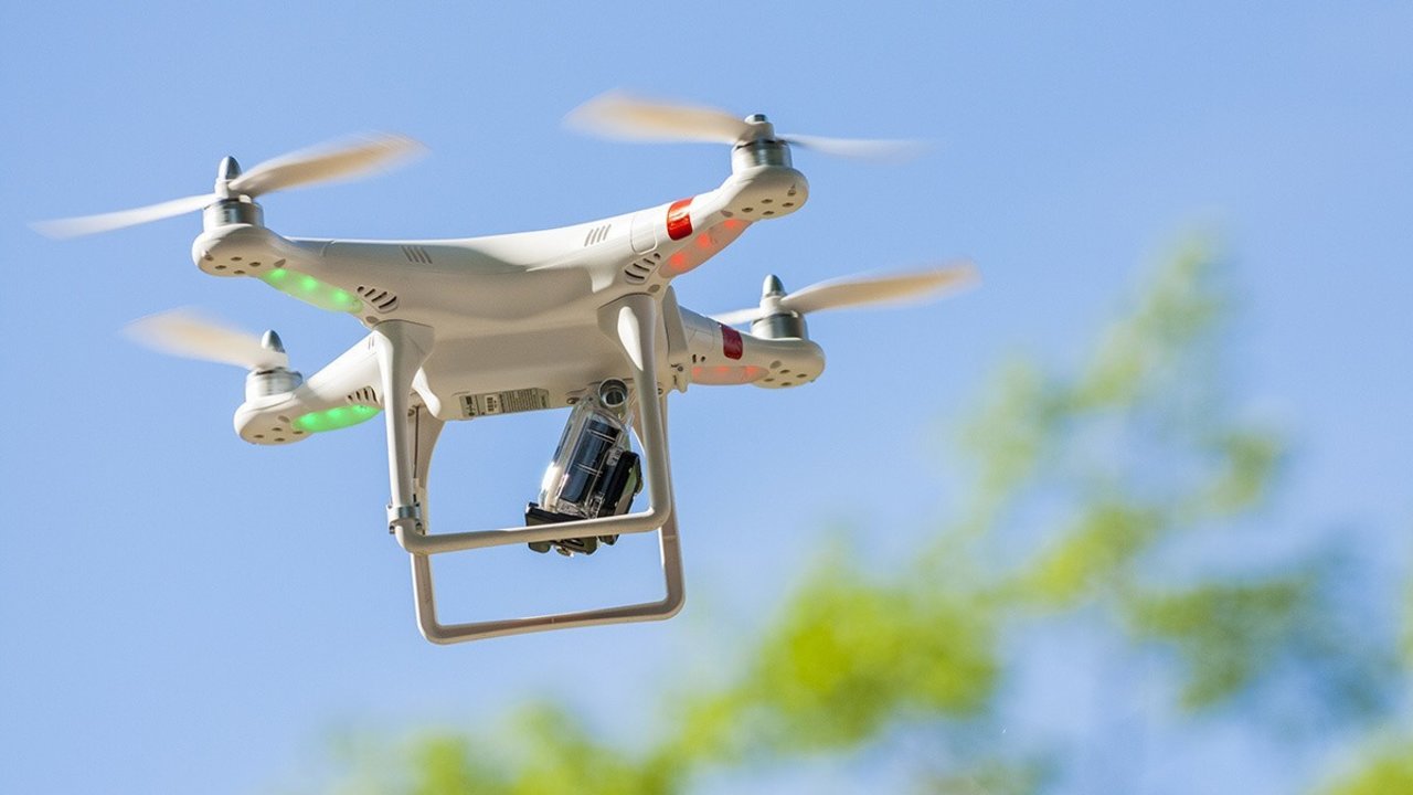 Drone en vuelo en una misisón de vigilancia con videocámara instalada. 