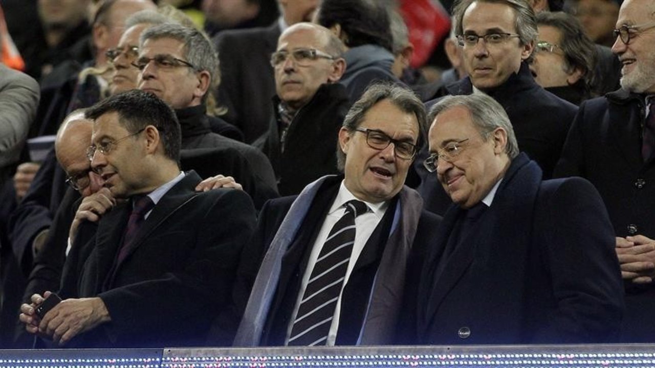 Artur Mas y Florentino Pérez conversan en el palco del Camp Nou.