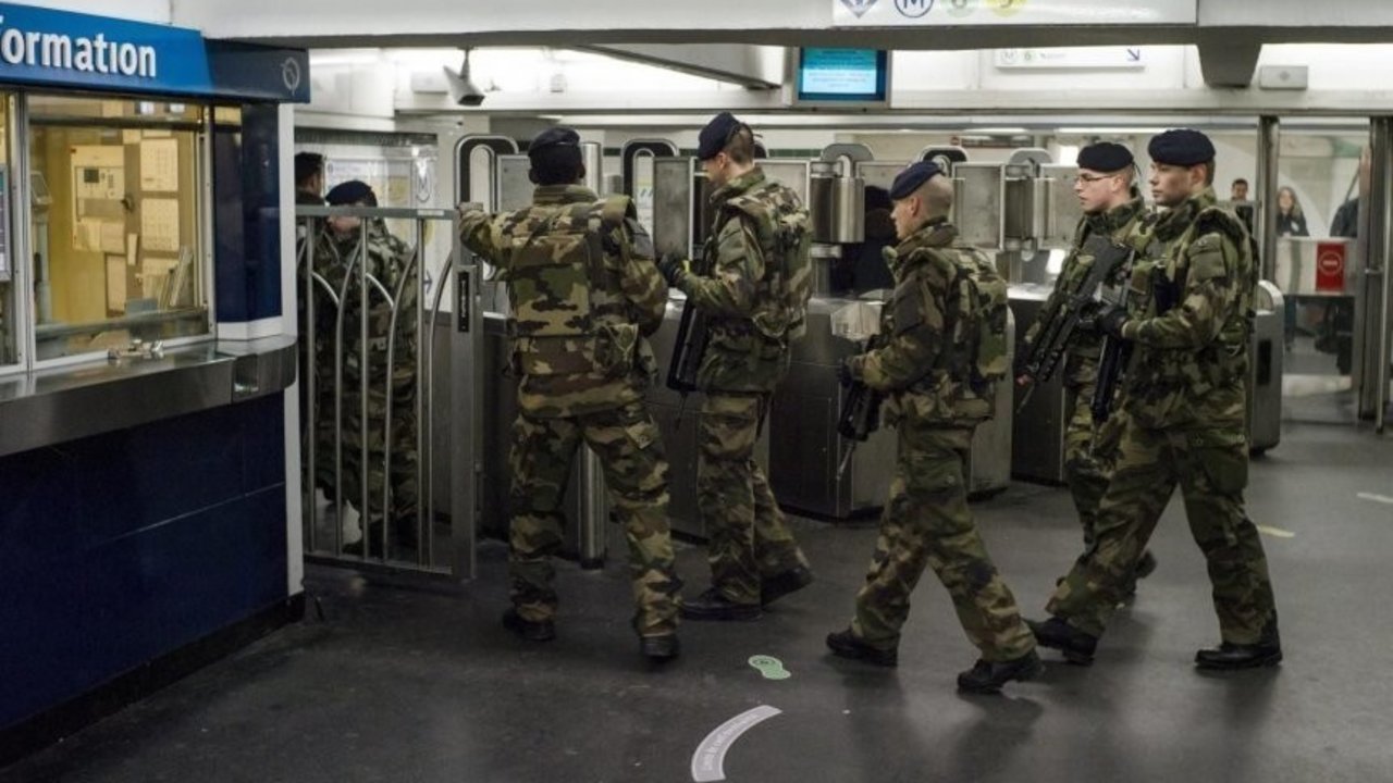 Militares franceses patrullando el Metro de París.