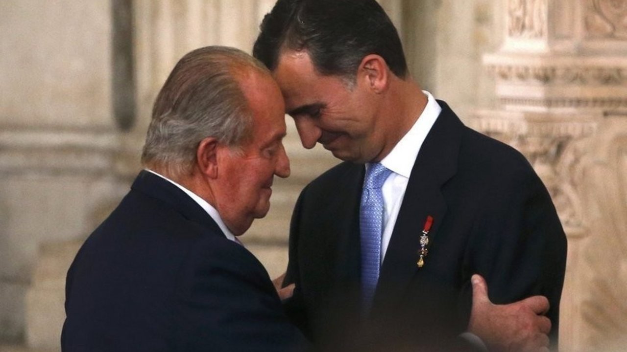 El rey Felipe junto a don Juan Carlos.