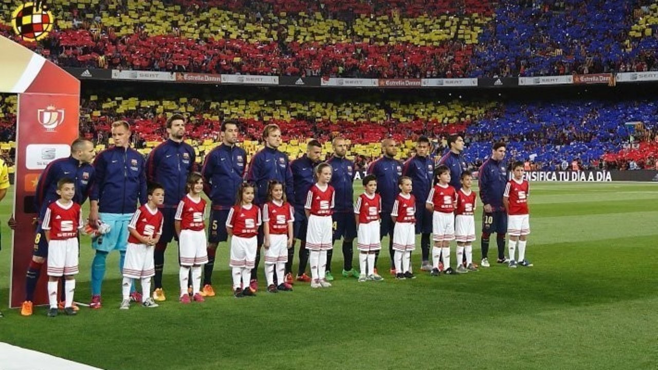 Los jugadores del FC Barcelona escuchan el himno de España en la final de Copa del Rey.