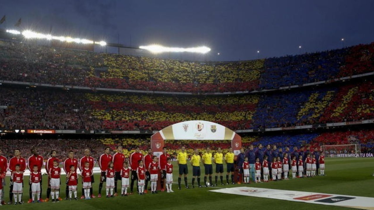 Los jugadores de Athletic y Barça, escuchando el himno.