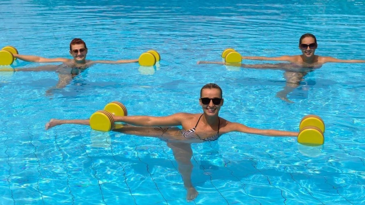 Mujeres practicando aquagym en una piscina. 