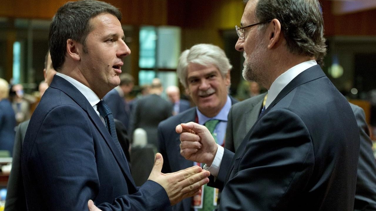 Matteo Renzi y Mariano Rajoy hablan en un receso de un Consejo Europeo.