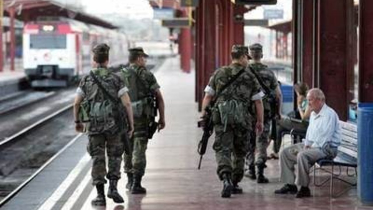Una patrulla de militares del Ejército de Tierra custodiando una estación de Cercanías en los días posteriores al 11-M.