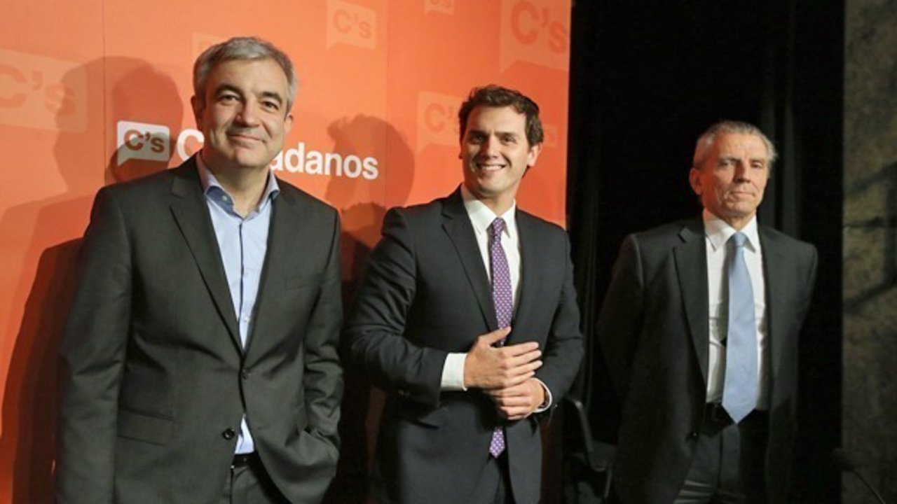 Albert Rivera con Luis Garicano, a su izquierda, y Manuel Conthe, a su derecha. 