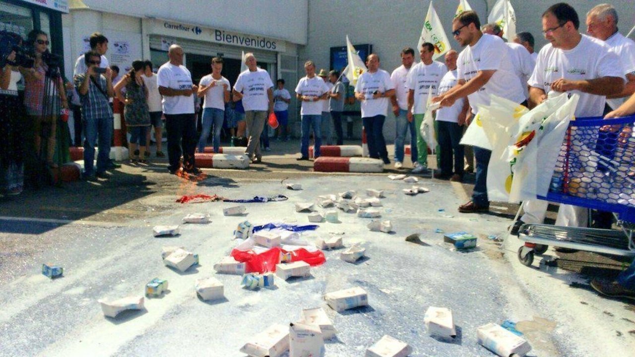 Ganaderos españoles en el boicot al Carrefour en Valladolid (UPA).