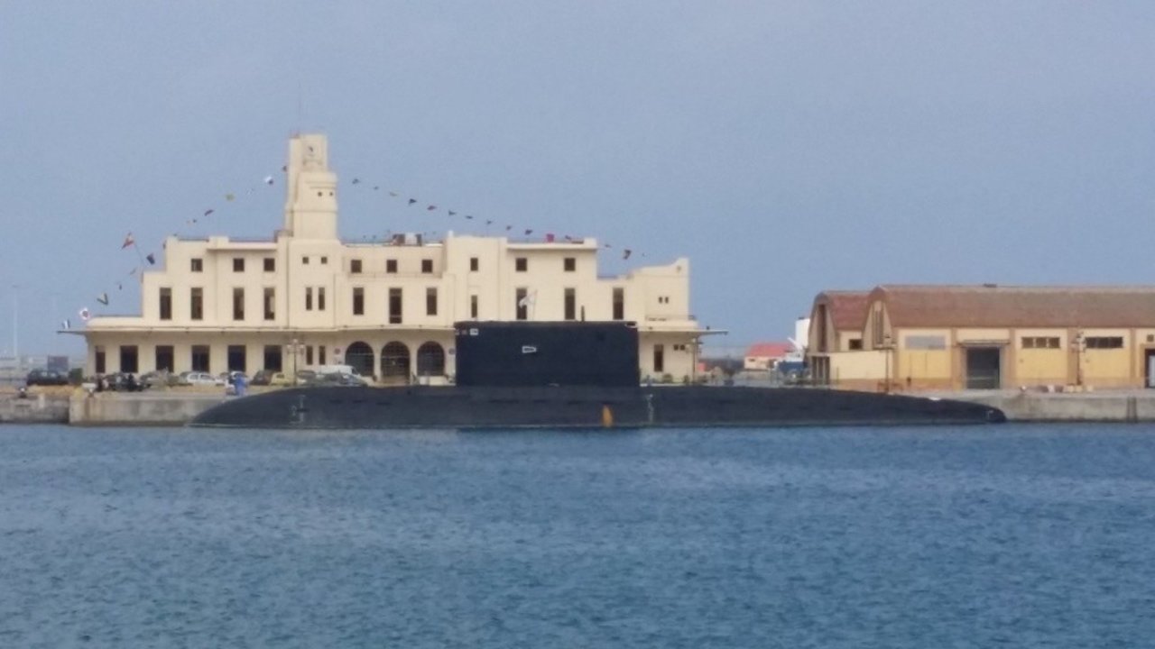 Submarino ruso atracado en Ceuta.