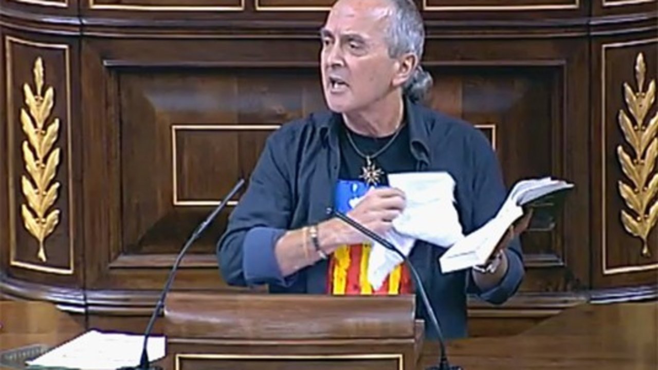 Sabino Cuadra arrancando hojas de la Constitución.