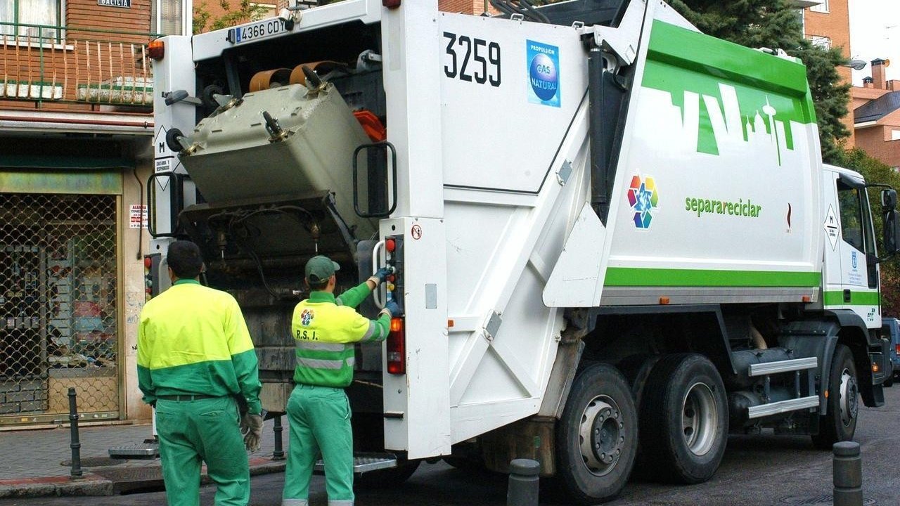 Camión de recogida de basuras de Madrid.