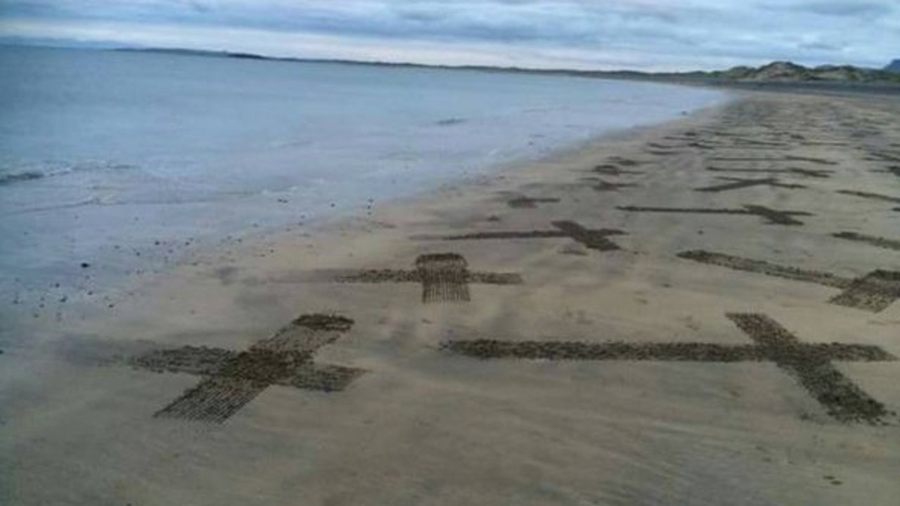 Las cruces aparecidas en una playa de Irlanda.
