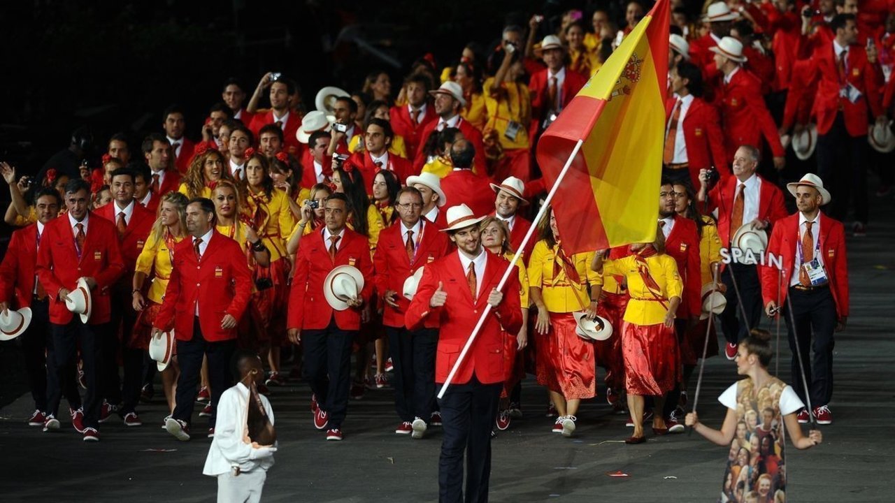 Pau Gasol desfila como abanderado de España en los Juegos Olímpicos de Londres 2012.
