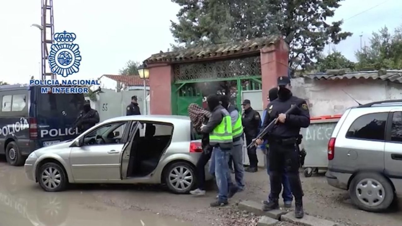 La Policía Nacional detiene a uno de los yihadistas.