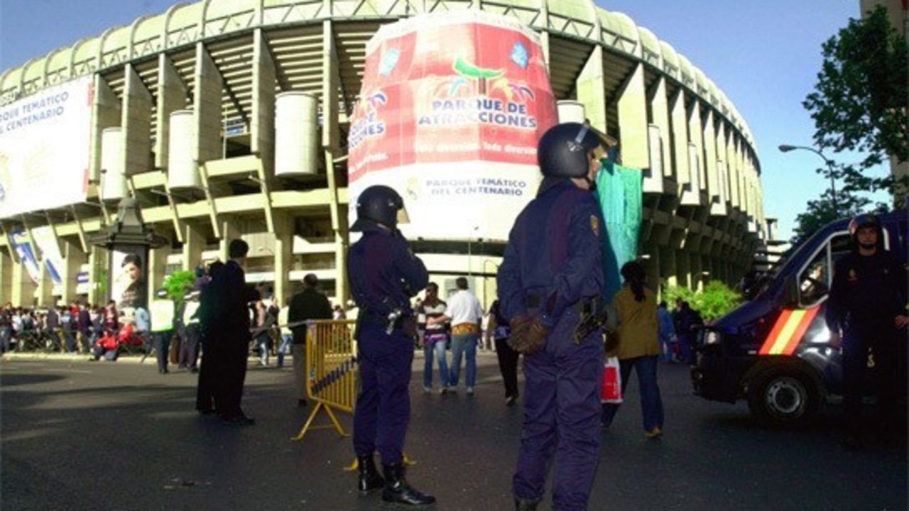 Policías nacionales en un dispositivo de seguridad en el Bernabéu.