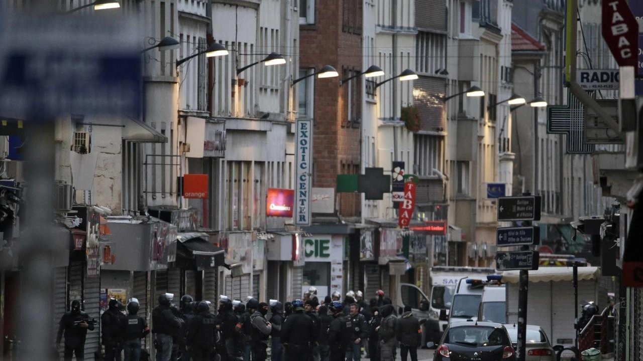 Efectivos de las fuerzas especiales RAID en el callejón donde se ocultaban algunos de los terroristas de Saint-Denis.