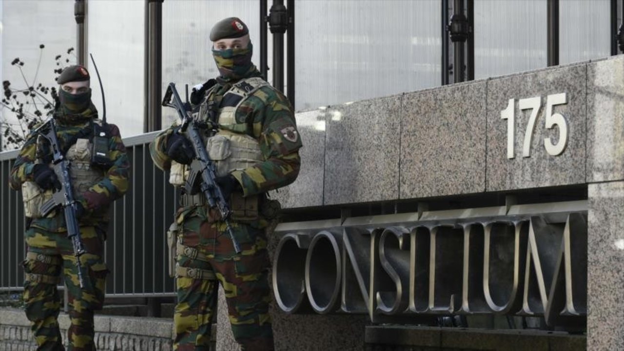 Soldados belgas hacen guardia durante el máximo nivel de alerta en Bruselas.