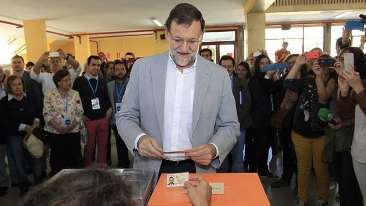 Rajoy, en una imagen de archivo votando.