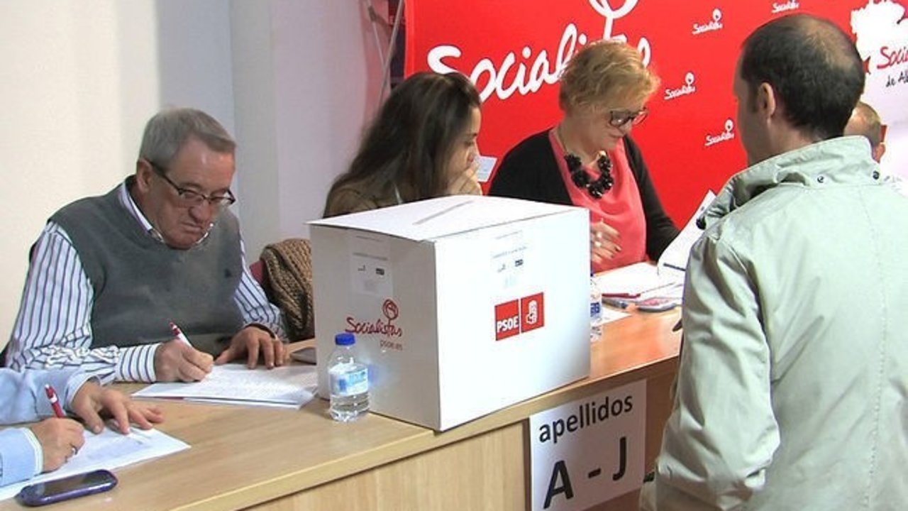 Militantes del PSOE votando en las primarias del partido.