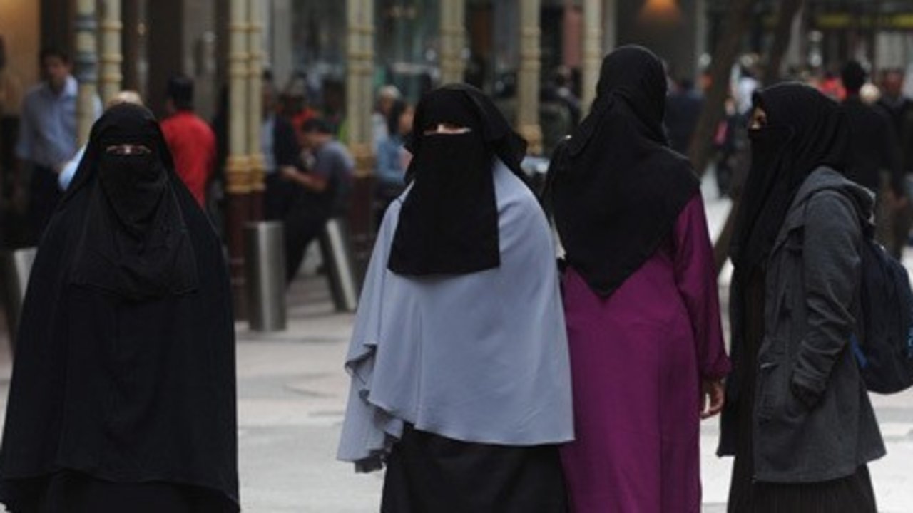 Mujeres con niqab en una ciudad española.