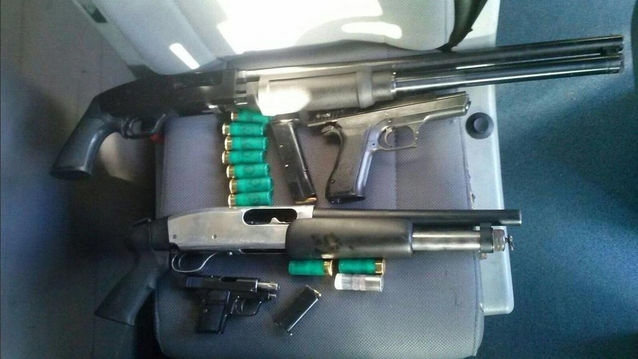 Armas halladas en el coche que se fugó en La Junquera.