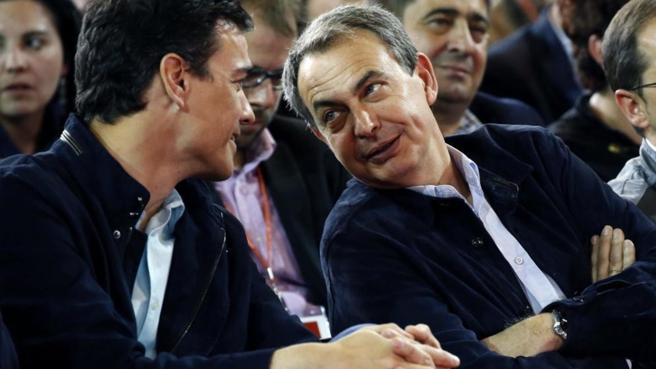 Rodríguez Zapatero conversa con Pedro Sánchez en un acto del PSOE.