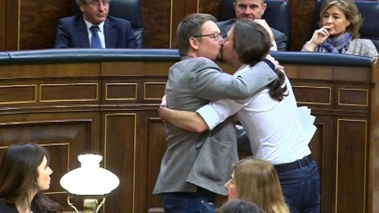 Beso de Pablo Iglesias y Xavier Domènech.