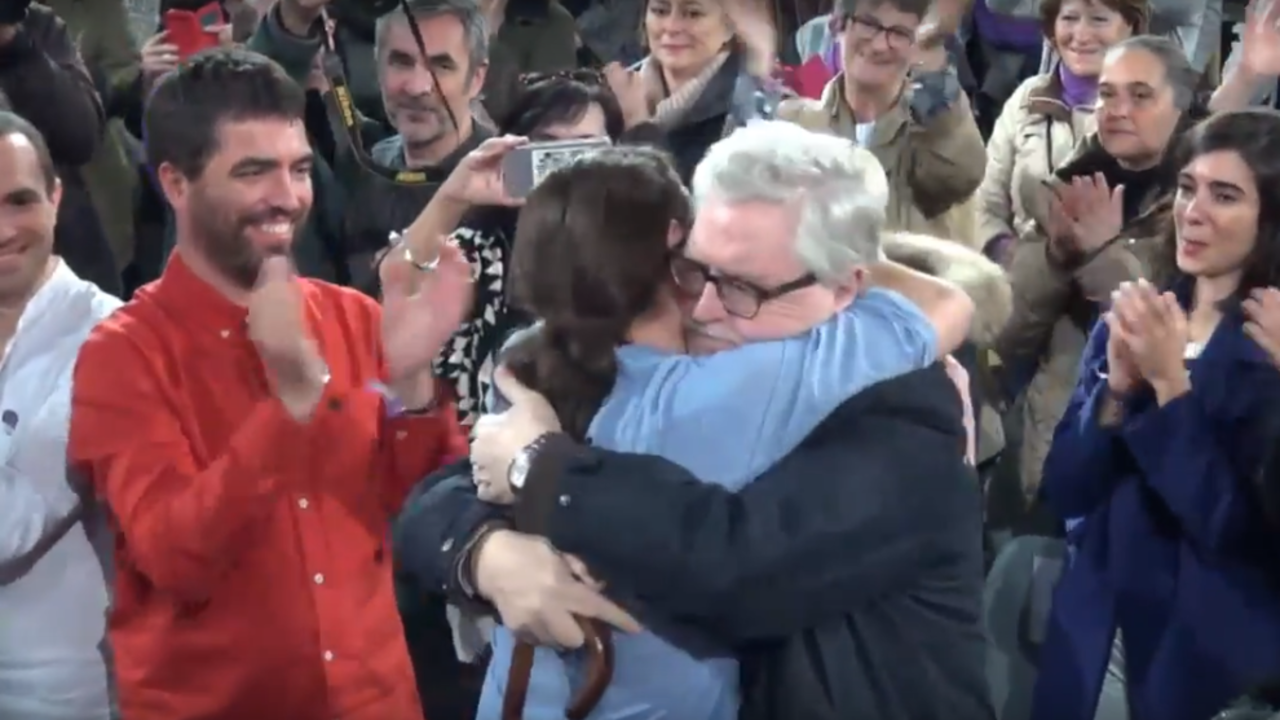 Pablo Iglesias abraza a Monereo en un mitin.
