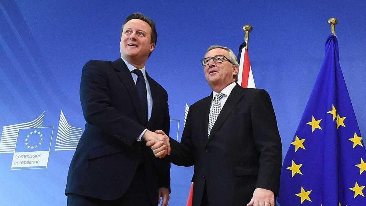 David Cameron, junto a Jean-Claude Juncker en Bruselas.