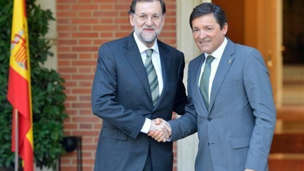 Rajoy y Javier Fernández, presidente de la gestora del PSOE.