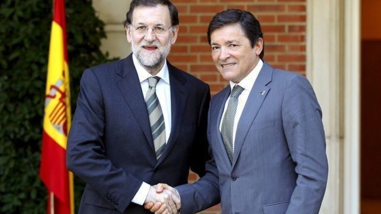 Rajoy y Javier Fernández, presidente de la gestora del PSOE.