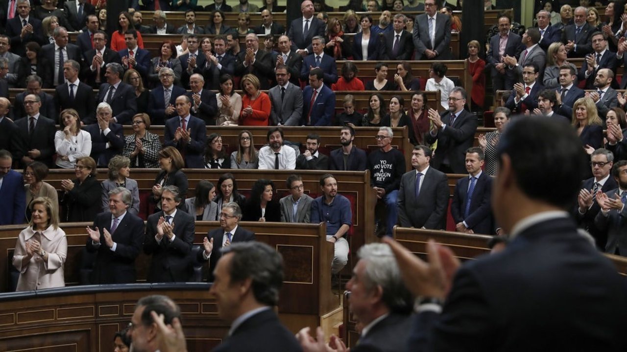 Los diputados de Podemos no aplaudieron al rey.