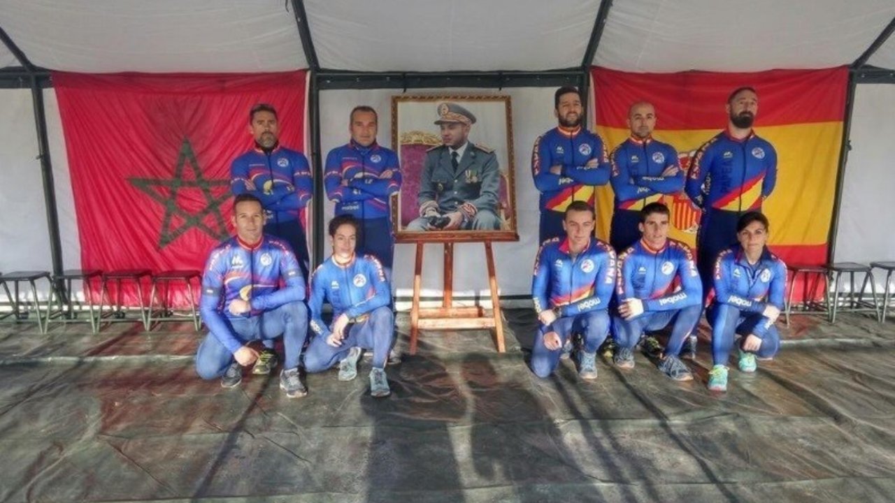 El equipo de la Patrulla Acrobática de Paracaidismo del Ejército del Aire en Marruecos.
