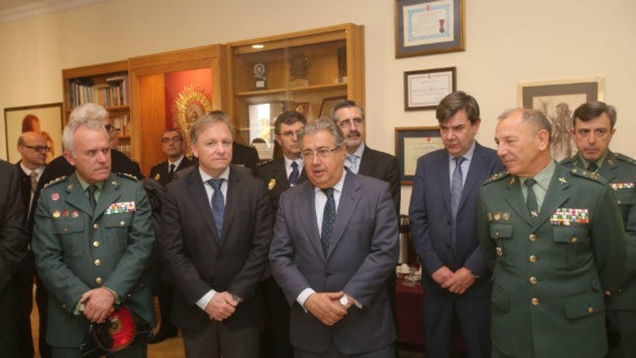 Juan Ignacio Zoido, en una reunión con guardias civiles.