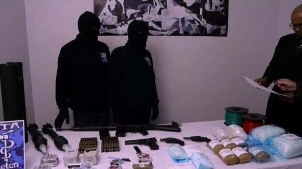 Dos miembros de ETA entregan armas de la banda a los verificadores internacionales.