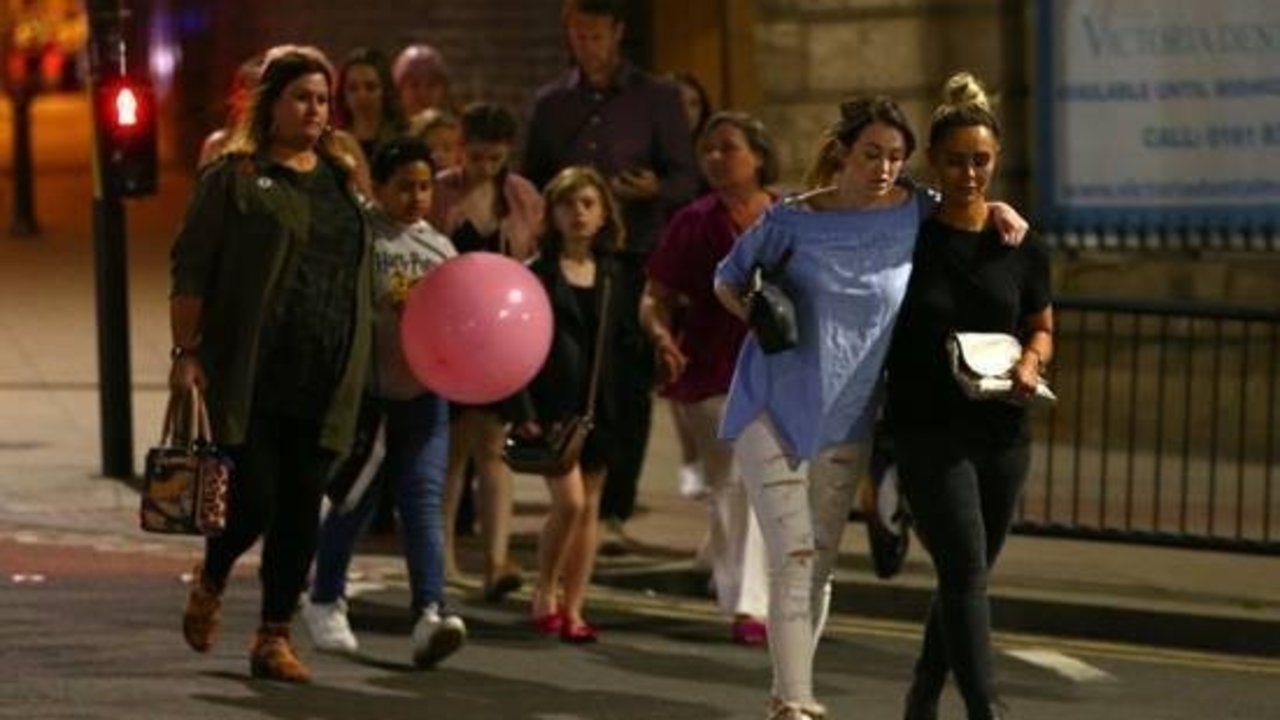 Jóvenes abandonando la zona del Manchester Arena la noche del atentado.
