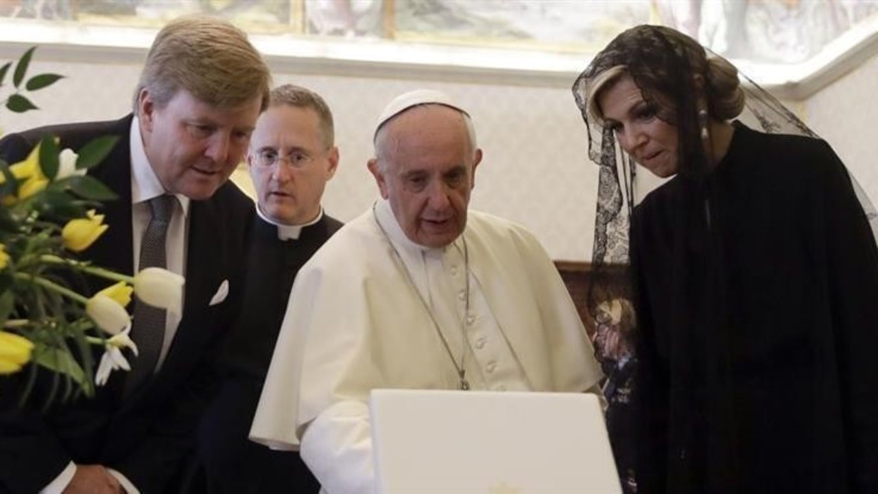Los reyes de Holanda visitan al Papa Francisco en el Vaticano.