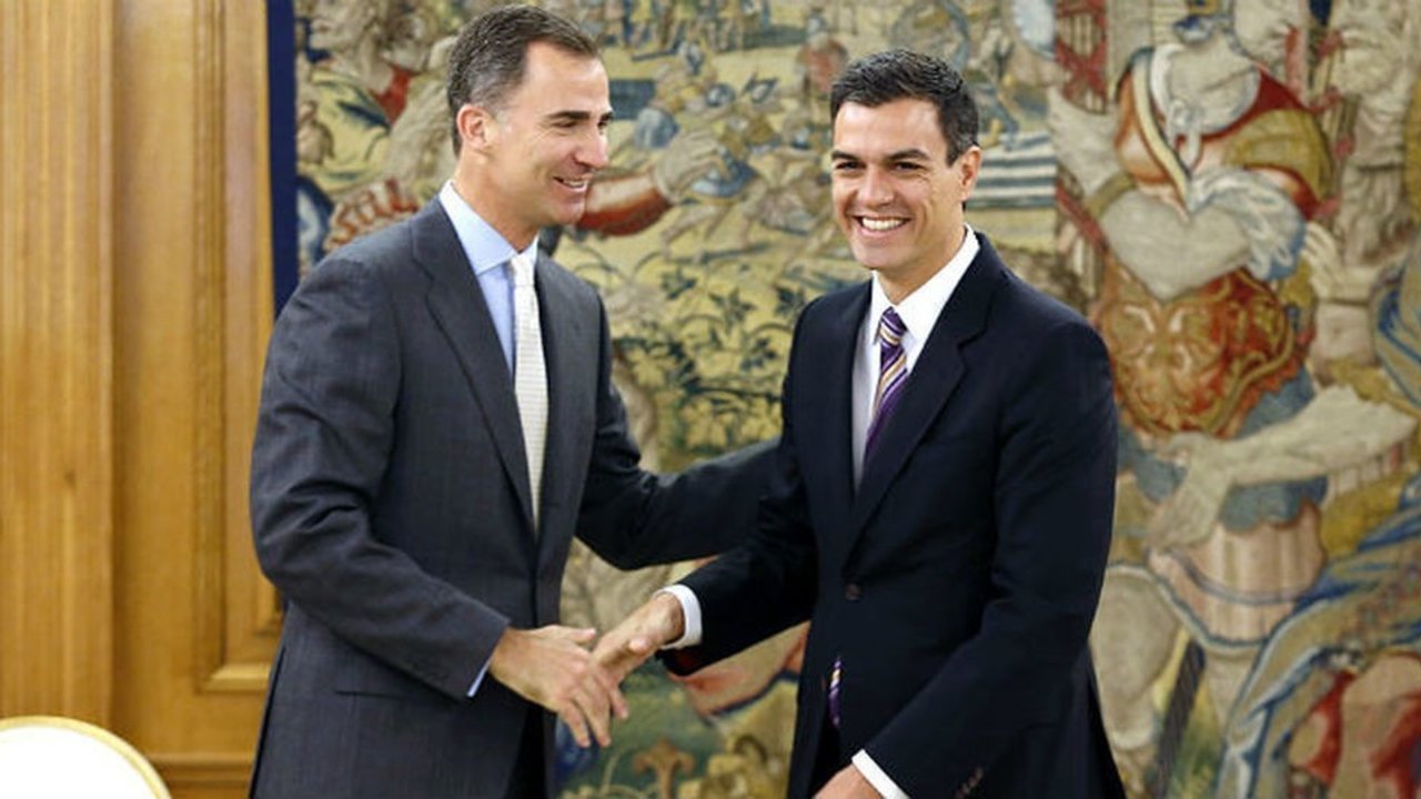 Felipe VI recibe a Pedro Sánchez en la ronda de consultas tras las elecciones generales.