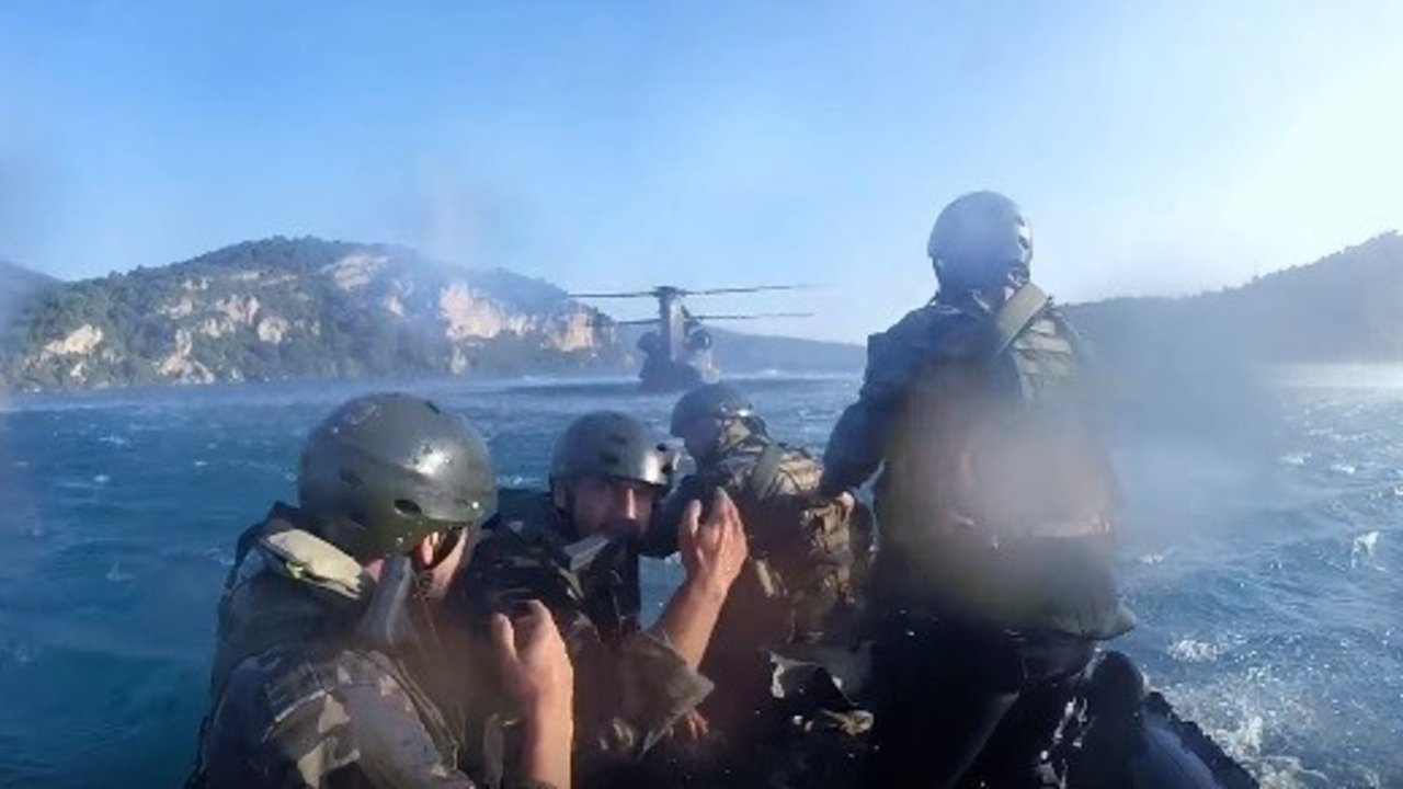 Un equipo de Operaciones Especiales ejecuta la recogida de una lancha con un Chinook en un pantano.