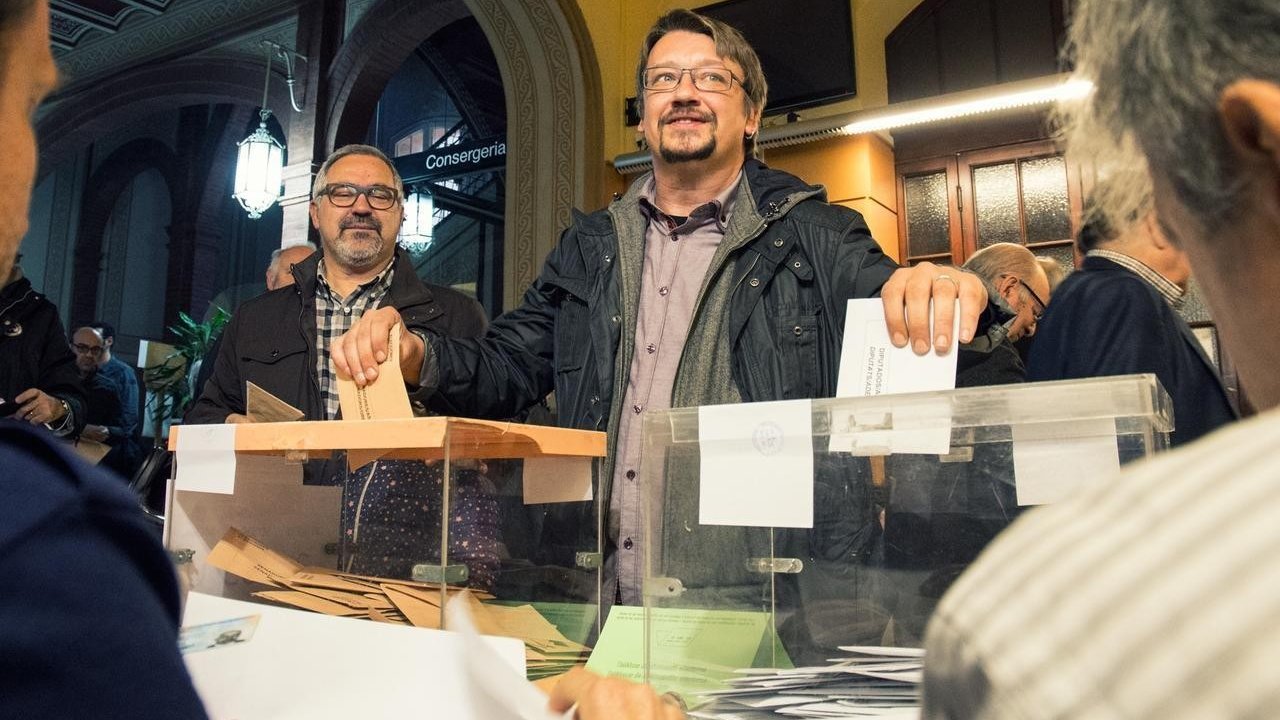 Xavier Domènech votan en las elecciones generales.
