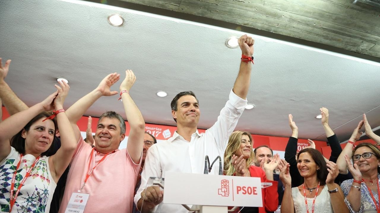 Pedro Sánchez celebra con sus fieles la victoria en las primarias de mayo de 2017.