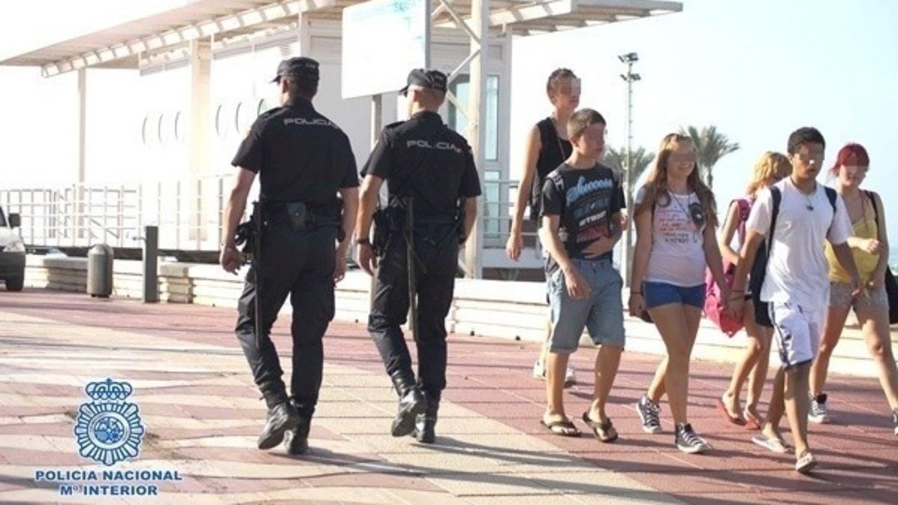 Policías nacionales en una playa de Almería.
