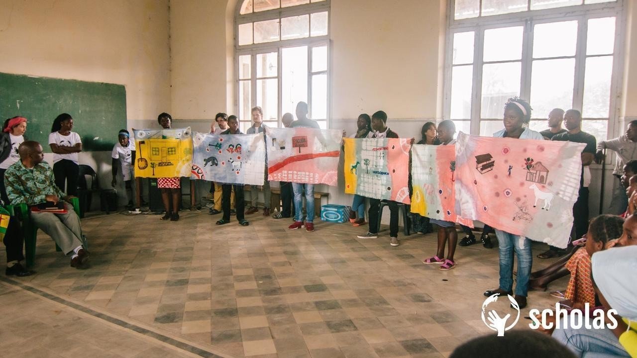 Jóvenes mozambiqueños presentan sus trabajos ante Scholas Ciudadanía.