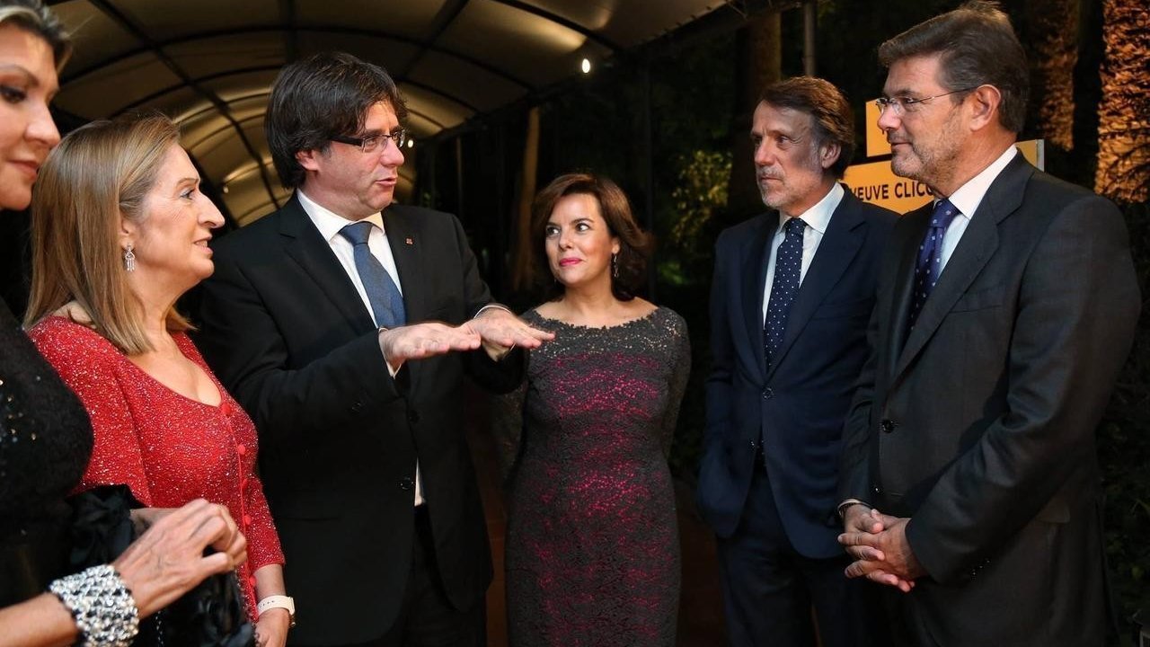Carles Puigdemont, con Soraya Sáenz de Santamaría y Rafael Catalá.